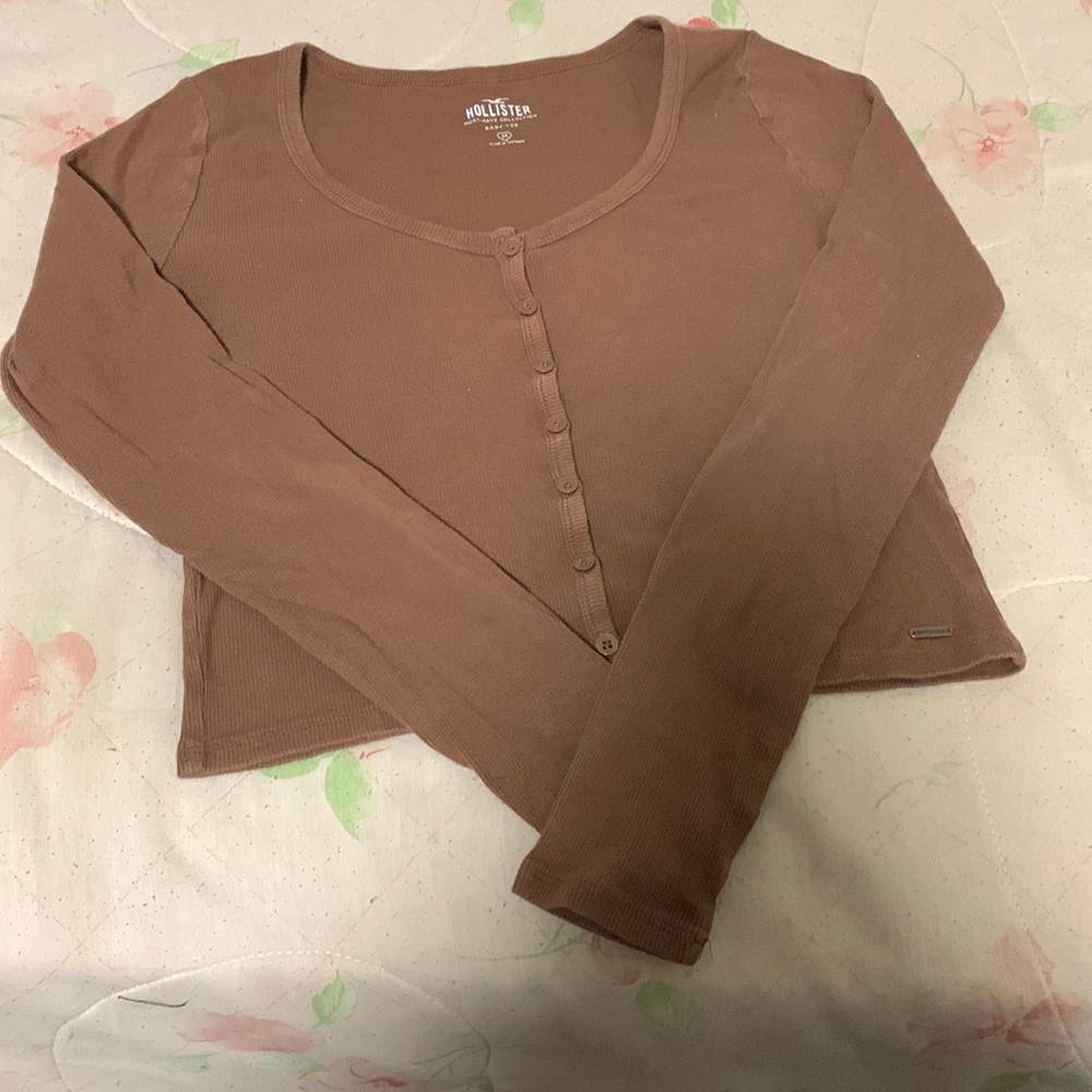 Brown medium Hollister baby tee!!